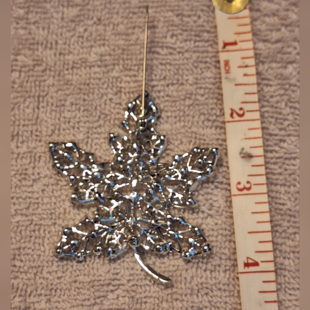 Elegant Silver Leaf Brooch with Multicolor Crystals - Picture 8 of 9